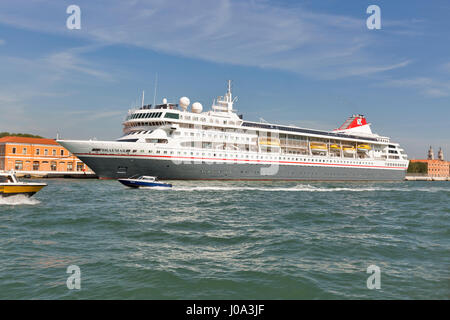 Venedig, Italien - 23. September 2016: MS Braemar Luxus-Kreuzfahrtschiff vor Anker in der Lagune von Venedig. Venedig befindet sich über 117 Inseln, getrennt durch Can Stockfoto