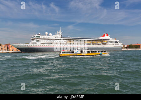 Venedig, Italien - 23. September 2016: Luxus-Kreuzfahrtschiff MS Braemar und Wasserbus oder Vaporetto in die Lagune von Venedig. Venedig befindet sich über 117 Inseln s Stockfoto