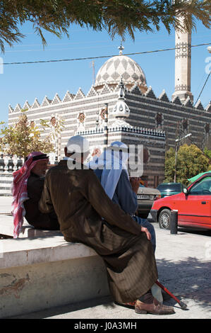 Jordanien: muslimische Männer vor Abu Darwish Moschee, erbaut im Jahr 1961 auf der Spitze eines Ammans Hügel mit abwechselnd schwarzen und weiße Steinen Stockfoto