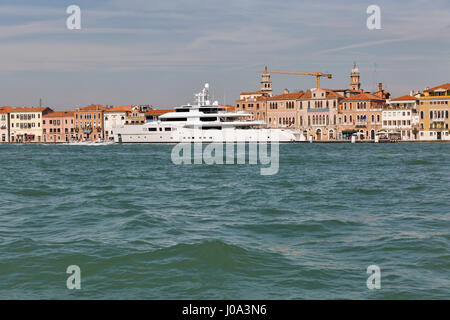 Venedig, Italien - 23. September 2016: Grace E-Luxus-Kreuzfahrt-Yacht vor Anker in der Lagune von Venedig. Venedig befindet sich über 117 Inseln, die durch c getrennt sind Stockfoto