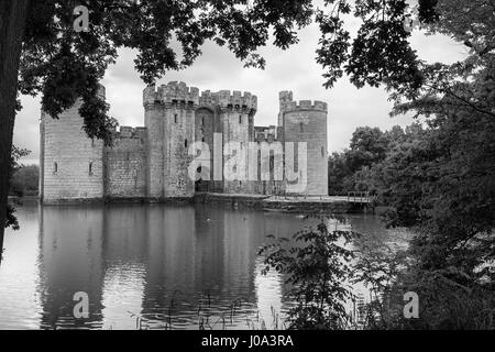 Medieval Bodiam Castle, East Sussex, England, Großbritannien: Burgruinen aus dem 14. Jahrhundert. Schwarzweiß-Version Stockfoto