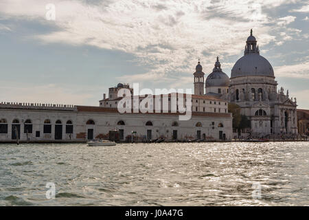 Venedig, Italien - 23. September 2016: Menschen besuchen die Basilika Santa Maria della Salute im Dorsoduro-Viertel. Venedig ist eines der beliebtesten Touristenziele der Welt Stockfoto