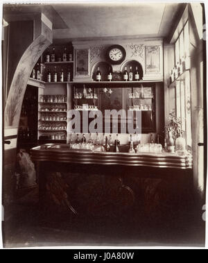 Eine Fotografie von Eugène Atget mit dem Titel „Marchand de Vin, Rue Boyer, Paris“ (1910–1911), die einen Weinhändler in der Rue Boyer einfängt und einen Einblick in das Pariser Straßenleben im frühen 20. Jahrhundert gewährt. Stockfoto