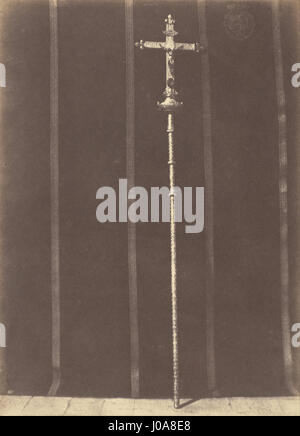 Auguste Salzmanns Fotografie von Jerusalem zeigt das silberne Kreuz, das Ludwig XIII. Der Grabeskirche schenkte. Das Bild fängt die historische und religiöse Bedeutung des Ortes ein und betont die heilige Natur des Kreuzes und seine Rolle in der Geschichte der Kirche. Stockfoto