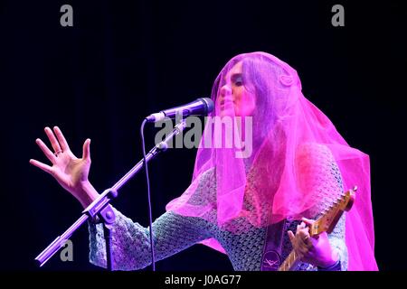 Glastonbury Festival, 26. Juni 2016, UK. Fledermaus für Wimpern aka Natasha Khan live auf der Bühne von John Peel am Finaltag von Glastonbury führt Stockfoto