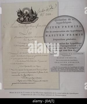 Ein historisches Dokument mit dem Titel „Minute de le loi du 21 ventôse an VIII“, das ein Gesetz beschreibt, das während der Französischen Revolution verabschiedet wurde. Das Dokument gibt Einblicke in den rechtlichen Rahmen des postrevolutionären Frankreich, der den politischen und sozialen Wandel dieser Zeit widerspiegelt. Stockfoto