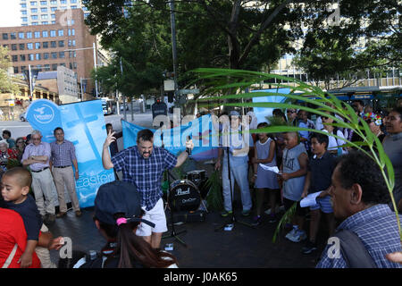 Wesley Mission organisiert eine öffentliche Prozession um den triumphalen Einzug Jesu in Jerusalem am Palmsonntag am Circular Quay, Sydney, Australien nachspielen. Stockfoto