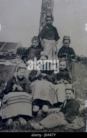 „046 Jeunes bigoudènes“ zeigt ein Porträt junger Frauen aus der Bretagne in traditionellen Bigouden-Kostümen. Das Bild spiegelt das kulturelle Erbe der Region und die historische Kleidung der bretonischen Frauen wider. Stockfoto