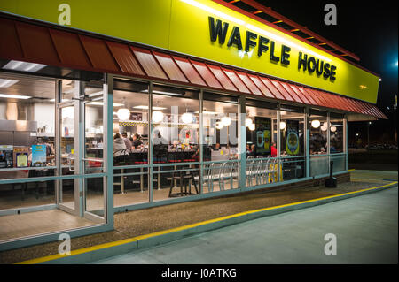 Am belebten Waffle House Restaurant in Jasper, Alabama. Stockfoto