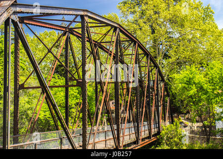 Iron Foot Bridge Over Creek Stockfoto