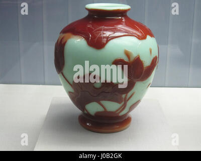 Das „Vase avec décor florale“ von Emile Gallé zeigt die Kunst der Glasherstellung mit komplizierten Blumenmustern. Gallé war bekannt für seine Arbeiten in Jugendstilglas, und dieses Stück ist ein perfektes Beispiel für seine zarte Handwerkskunst. Stockfoto