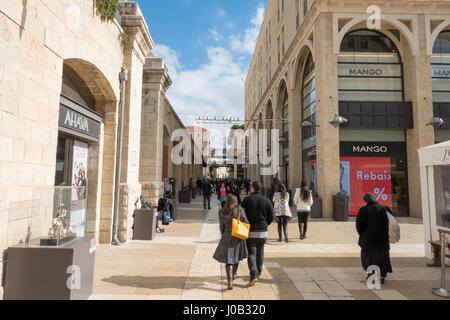 Shopping-Fans und Touristen am Mamilla Einkaufsstraße. Von Jaffa-Tor, Mamilla Avenue, befindet sich eine gehobene Einkaufsstraße und nur open-air Einkaufszentrum in J Stockfoto