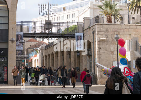 Shopping-Fans und Touristen am Mamilla Einkaufsstraße. Von Jaffa-Tor, Mamilla Avenue, befindet sich eine gehobene Einkaufsstraße und nur open-air Einkaufszentrum in J Stockfoto