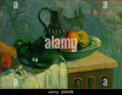 Paul Gauguins Gemälde „Théière, cruche et Fruits“ (Teekanne, Pitcher und Frucht) aus dem Jahr 1899 ist ein Stillleben, das sein Interesse an der Symbolik von Alltagsgegenständen und seiner lebhaften Farbpalette zum Ausdruck bringt. Stockfoto