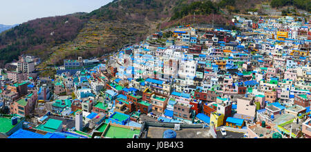 Gamcheon-Dong, Busan (Südkorea) - bekannt für seine steilen Straßen, Gassen verdrehen und bunt bemalten Häuser Stockfoto