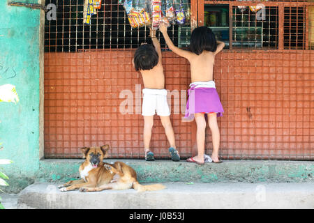 Cebu, Philippinen - 1. Oktober 2014. Kinder spielen auf dem Hof. Alltag der filipinos Stockfoto