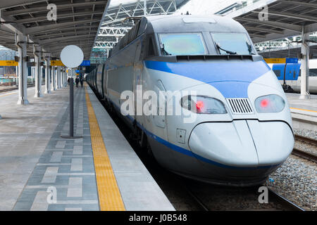 Korea Train express KTA Hochgeschwindigkeitszug Seouls Dongdaegu Bahnhof. Stockfoto