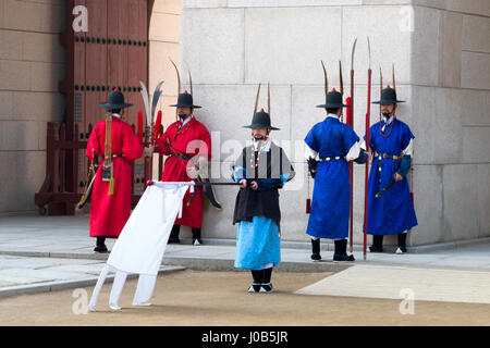 Königliche Garde in traditioneller Kleidung, während das Öffnen und Schließen der Royal Palace Gates und königliche Wachablösung ändern. Stockfoto