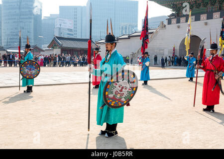 Königliche Garde in traditioneller Kleidung, während das Öffnen und Schließen der Royal Palace Gates und königliche Wachablösung ändern. Stockfoto