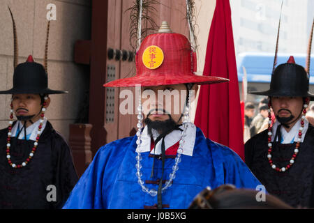 Königliche Garde in traditioneller Kleidung, während das Öffnen und Schließen der Royal Palace Gates und königliche Wachablösung ändern. Stockfoto