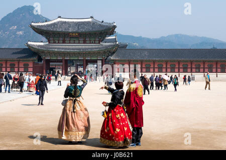 Einheimische und Touristen im Gyeongbokgung Palace, der königlichen Hauptpalast der Joseon-Dynastie. Erbaut im Jahre 1395, befindet sich im nördlichen Seoul, South Korea Stockfoto