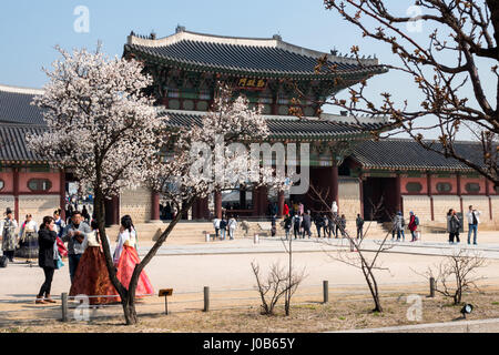 Einheimische und Touristen im Gyeongbokgung Palace, der königlichen Hauptpalast der Joseon-Dynastie. Erbaut im Jahre 1395, befindet sich im nördlichen Seoul, South Korea Stockfoto