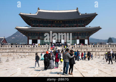 Einheimische und Touristen im Gyeongbokgung Palace, der königlichen Hauptpalast der Joseon-Dynastie. Erbaut im Jahre 1395, befindet sich im nördlichen Seoul, South Korea Stockfoto