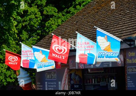 MALDON ESSEX UK 29. Mai 2014 Fahnen Werbung Eis Stockfoto