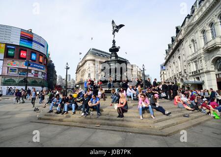 PICCADILLY CIRCUS London – 6. Juni 2014: Menschen genießen die Sonne am Piccadilly Circus in London Stockfoto