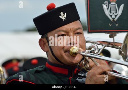 Military Tattoo COLCHESTER ESSEX UK 8. Juli 2014: Gurkha-Soldaten, die Trompete bläst Stockfoto