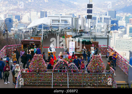 Liebesschlösser an Seoul N Tower mit einen leichten Überblick über die Skyline der Stadt. am Namsan Berg im zentralen Seoul, Südkorea. Stockfoto