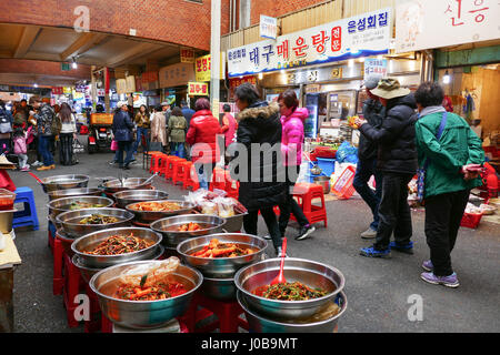 Einheimische und Touristen auf dem Großmarkt Noryangjin Fischerei, eine umfangreiche Bauern Fischmarkt in der Nähe von Noryangjin-Dong in Dongjak-gu, S Stockfoto