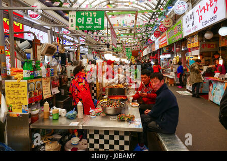 Einheimische und Touristen auf dem Großmarkt Noryangjin Fischerei, eine umfangreiche Bauern Fischmarkt in der Nähe von Noryangjin-Dong in Dongjak-gu, S Stockfoto