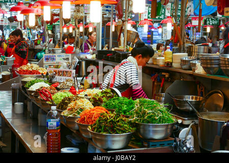 Einheimische und Touristen auf dem Großmarkt Noryangjin Fischerei, eine umfangreiche Bauern Fischmarkt in der Nähe von Noryangjin-Dong in Dongjak-gu, S Stockfoto