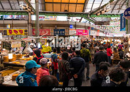 Einheimische und Touristen auf dem Großmarkt Noryangjin Fischerei, eine umfangreiche Bauern Fischmarkt in der Nähe von Noryangjin-Dong in Dongjak-gu, S Stockfoto