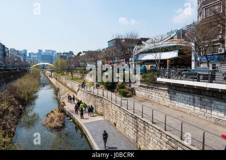 Einheimische und Touristen genießen Sie einen Spaziergang am Cheonggye Bach in der Nähe von Dongdaemun Markt. Eine moderne öffentliche Erholungsraum in der Innenstadt von Seoul, Südkorea. Stockfoto