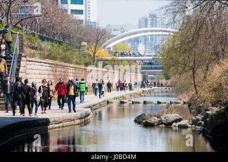 Einheimische und Touristen genießen Sie einen Spaziergang am Cheonggye Bach in der Nähe von Dongdaemun Markt. Eine moderne öffentliche Erholungsraum in der Innenstadt von Seoul, Südkorea. Stockfoto