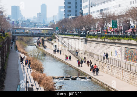 Einheimische und Touristen genießen Sie einen Spaziergang am Cheonggye Bach in der Nähe von Dongdaemun Markt. Eine moderne öffentliche Erholungsraum in der Innenstadt von Seoul, Südkorea. Stockfoto