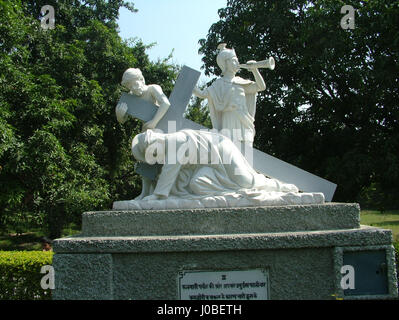 Statue: Dritte Station, Jesus fällt das erste Mal. Basilika unserer Lieben Frau der Grazien, Begum-Kirche, Sardhana (Copyright © by Saji Maramon) Stockfoto