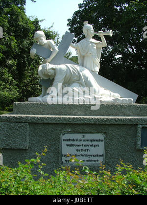 Statue: Dritte Station, Jesus fällt das erste Mal. Basilika unserer Lieben Frau der Grazien, Begum-Kirche, Sardhana (Copyright © by Saji Maramon) Stockfoto