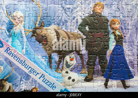 Im Reich der Schneekönigin - Disney eingefroren Jigsaw Puzzle von Ravensburger Stockfoto