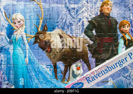 Im Reich der Schneekönigin - Disney eingefroren Jigsaw Puzzle von Ravensburger Stockfoto