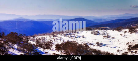 Panorama der Kosciuszko-Nationalpark und die verschneiten Berge von der Spitze der hohen Gipfel aus die Perisher Valley im Winter, wenn viel weißen Schnee bedeckt sn Stockfoto