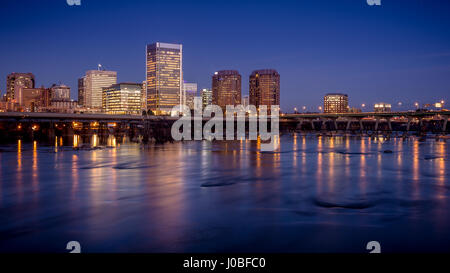 Richmond, die Hauptstadt von Virginia, USA, nur nach Einbruch der Dunkelheit Stockfoto