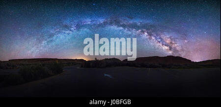 OSOYOOS, Kanada: The Milky Way gegen die Nightscape umrahmt. Ein BLOODMOON Übergang über den Nachthimmel mit einer Stadt unten beleuchtet wurde in seiner ganzen Pracht auf der speziellen Geisterstunde genau 05:00 erfasst. Andere Bilder zeigen tolle Nightscape Fotografie von der majestätischen Milchstraße dominiert den Horizont in den feurigen Morgen Sonnenaufgang. Vancouver ansässige Fotograf Bun Lee (46) nahm die unglaublichen zusammengesetzten Aufnahmen in und um die Stadt Osoyoos in Kanadas westlichen Bundesstaat British Columbia. Stockfoto