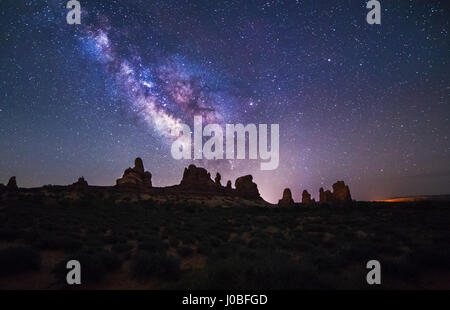 OSOYOOS, Kanada: The Milky Way gegen die Nightscape umrahmt. Ein BLOODMOON Übergang über den Nachthimmel mit einer Stadt unten beleuchtet wurde in seiner ganzen Pracht auf der speziellen Geisterstunde genau 05:00 erfasst. Andere Bilder zeigen tolle Nightscape Fotografie von der majestätischen Milchstraße dominiert den Horizont in den feurigen Morgen Sonnenaufgang. Vancouver ansässige Fotograf Bun Lee (46) nahm die unglaublichen zusammengesetzten Aufnahmen in und um die Stadt Osoyoos in Kanadas westlichen Bundesstaat British Columbia. Stockfoto