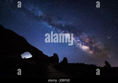 OSOYOOS, Kanada: The Milky Way gegen die Nightscape umrahmt. Ein BLOODMOON Übergang über den Nachthimmel mit einer Stadt unten beleuchtet wurde in seiner ganzen Pracht auf der speziellen Geisterstunde genau 05:00 erfasst. Andere Bilder zeigen tolle Nightscape Fotografie von der majestätischen Milchstraße dominiert den Horizont in den feurigen Morgen Sonnenaufgang. Vancouver ansässige Fotograf Bun Lee (46) nahm die unglaublichen zusammengesetzten Aufnahmen in und um die Stadt Osoyoos in Kanadas westlichen Bundesstaat British Columbia. Stockfoto