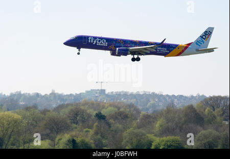 Flybe Embraer 195 landet auf dem Flughafen Birmingham, UK (G-FBEJ) Stockfoto