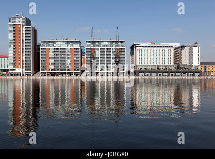 Blick über den Royal Victoria Dock Blick nach Norden in Richtung Hotel Ibis und Novotel, Newham, London Stockfoto