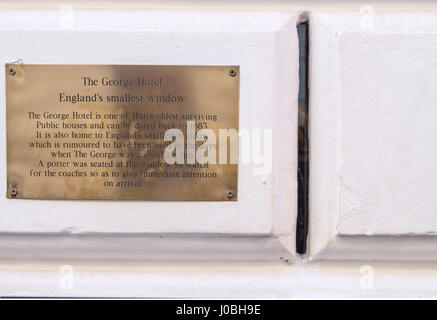 Renommierten kleinsten Fenster in England, George Hotel, Kingston-upon-Hull, Yorkshire, England Stockfoto